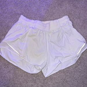 Lululemon White Hotty Hot Shorts - Size 8 - 2.5 inch inseam